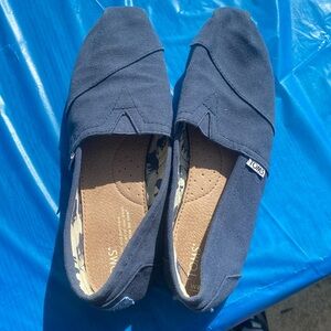 Tom’s navy shoes